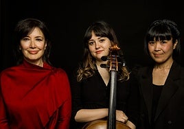 Andrea Bonelli (izqda), junto a Cristina 'Titi' Chiappero y Shino Ohnaga.