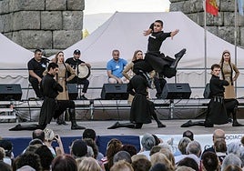 Una actuación en el festival organizado por el grupo de danzas La Esteva.