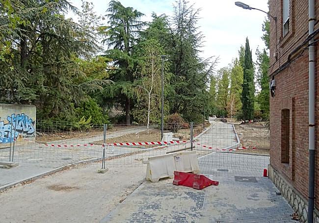 Tramo final de la calle Canal, aún sin adoquinar.