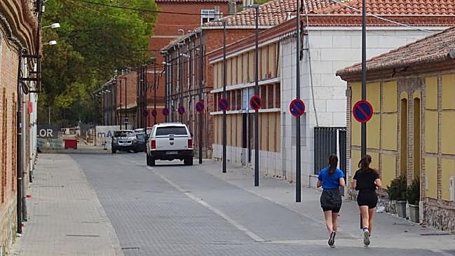 Imagen después - El antes y el después de las obras de reurbanización de la calle Canal en el tramo reabierto al paso de peatones y vehículos.