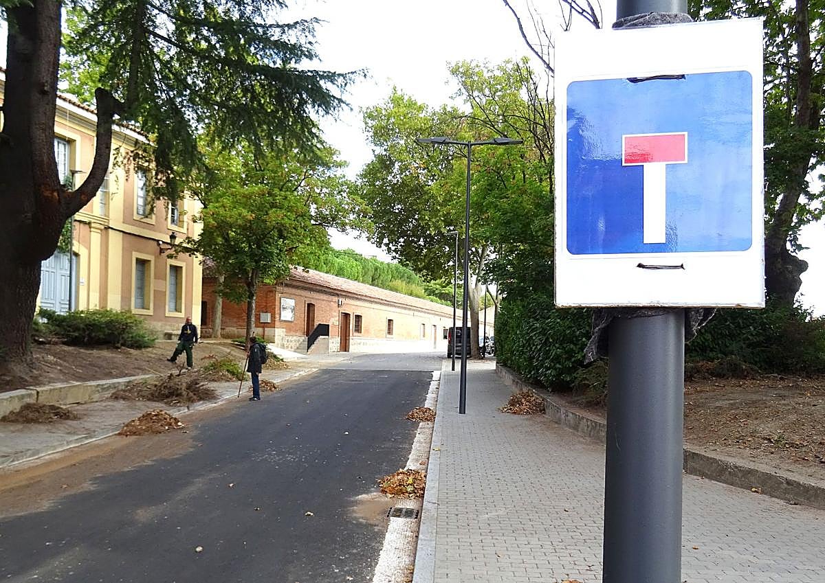 Imagen secundaria 1 - Arriba, el tramo abierto de la calle Canal. Debajo, a la izquierda, la entrada a la vía, con la señal de obra que advierte de que no tiene salida, desde la avenida de Gijón. A la derecha, caminos de sirga al borde del Canal de Castilla.