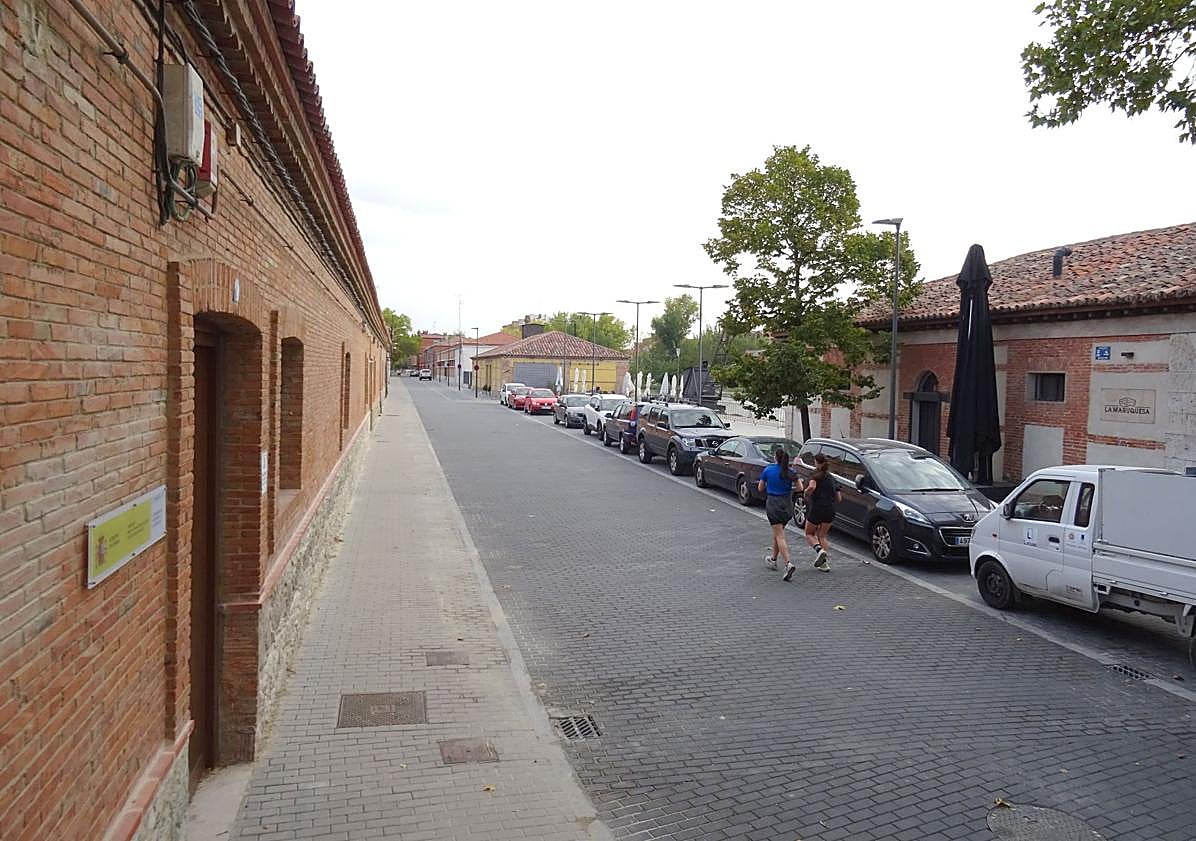 Imagen principal - Arriba, el tramo abierto de la calle Canal. Debajo, a la izquierda, la entrada a la vía, con la señal de obra que advierte de que no tiene salida, desde la avenida de Gijón. A la derecha, caminos de sirga al borde del Canal de Castilla.
