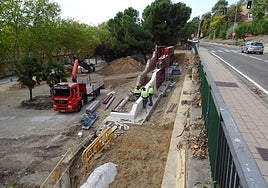 Los operarios trabajan en el nuevo acceso peatonal que unirá los jardines de la calle Canal con la cuesta de la Maruquesa por la carretera de Fuensaldaña.