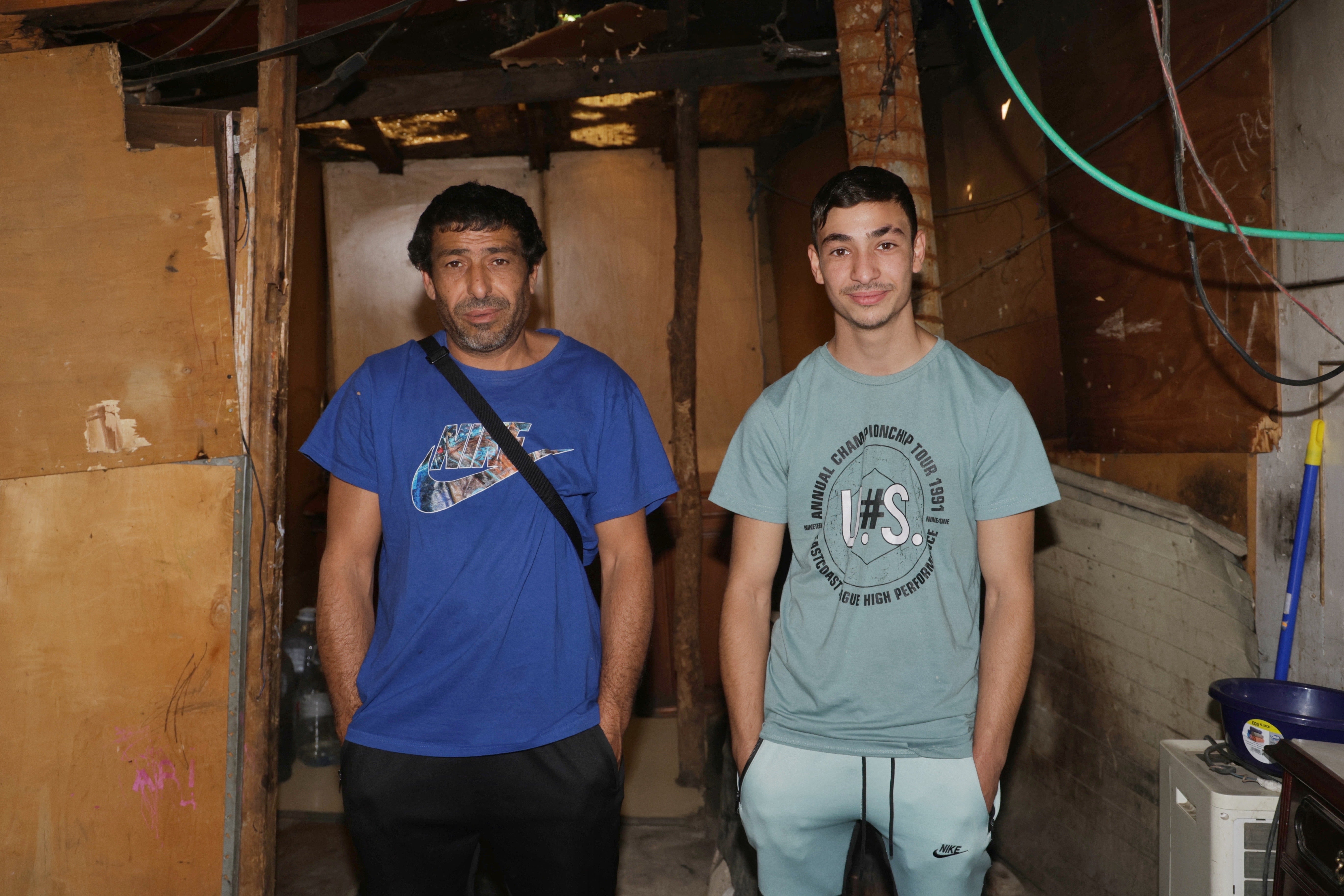 Raúl Hernández junto a uno de sus cuatro hijos en la su chabola de Juana Jugan.