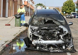 Estado del coche tras el incendio ocurrido este jueves en Nueva Segovia.