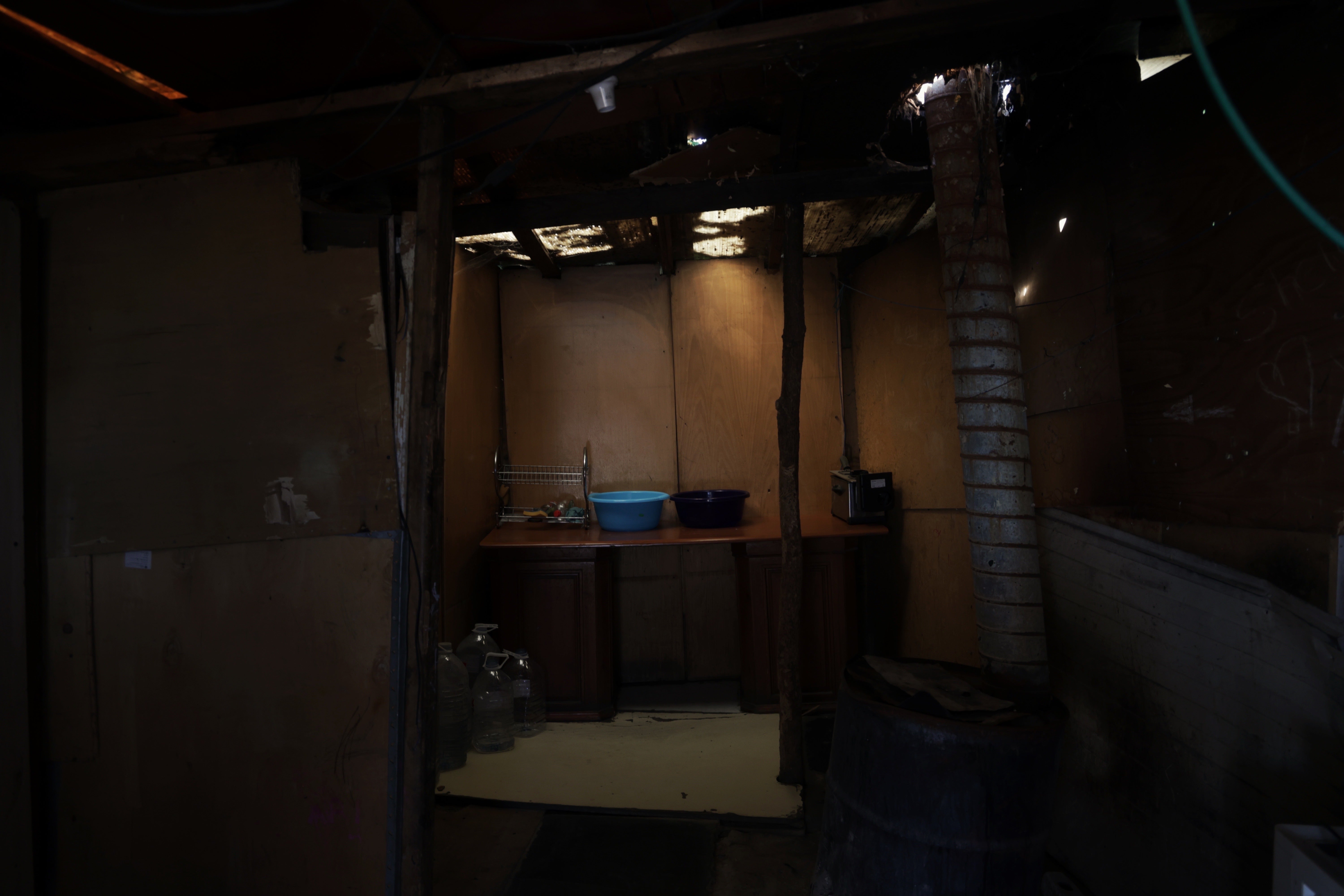 Imagen secundaria 2 - Interior de las chabolas de Juana Jugan y sus habitantes a las puertas de una de ellas (debajo a la izquierda).