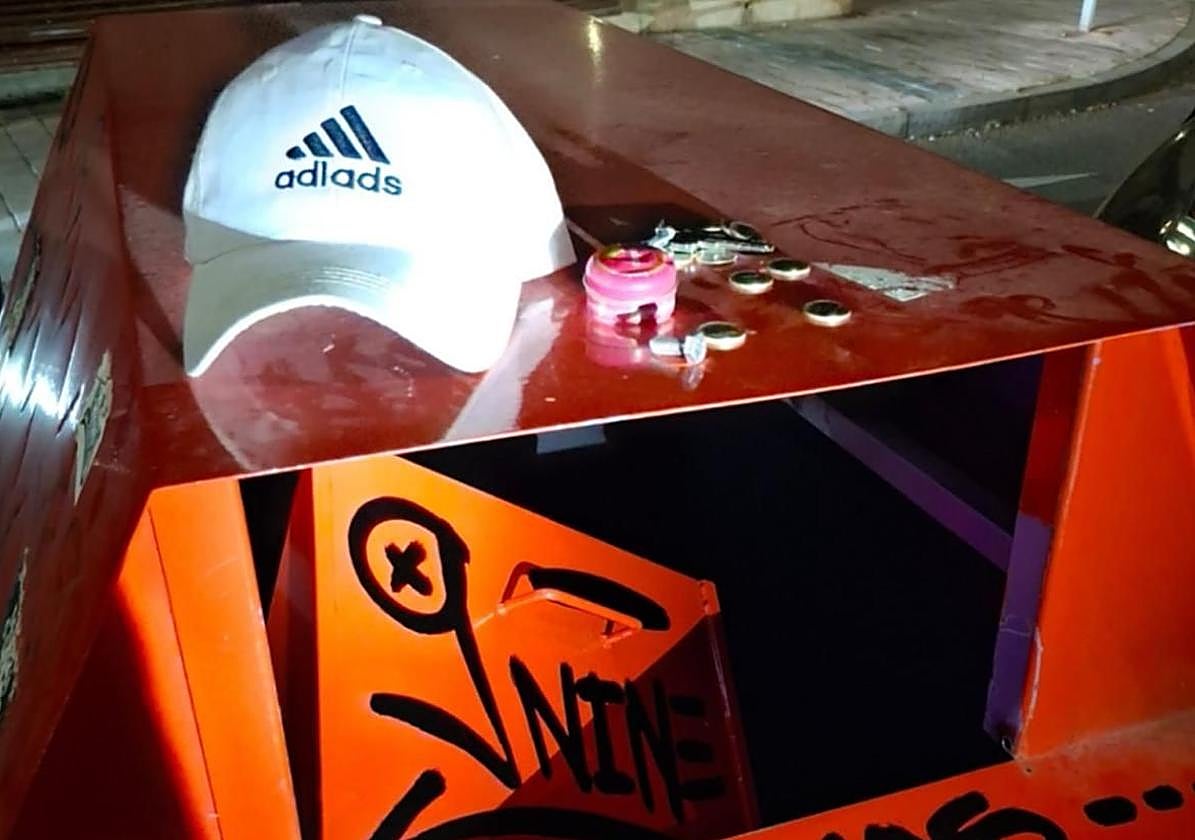 El contenedor, con la compuerta rota.