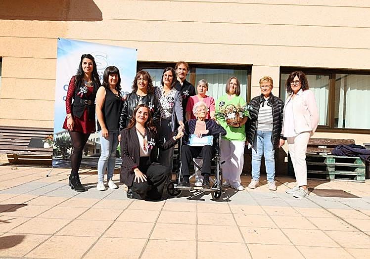 En el centro de la imagen, Amanda Ruesga Villegas.