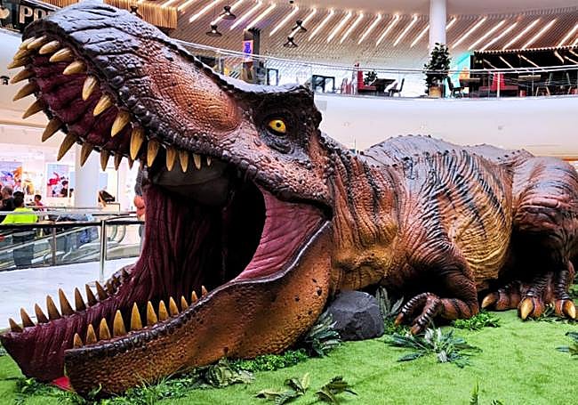 Dinosaurio creado por Miguel Lobato y expuesto en el centro comercial Vallsur.