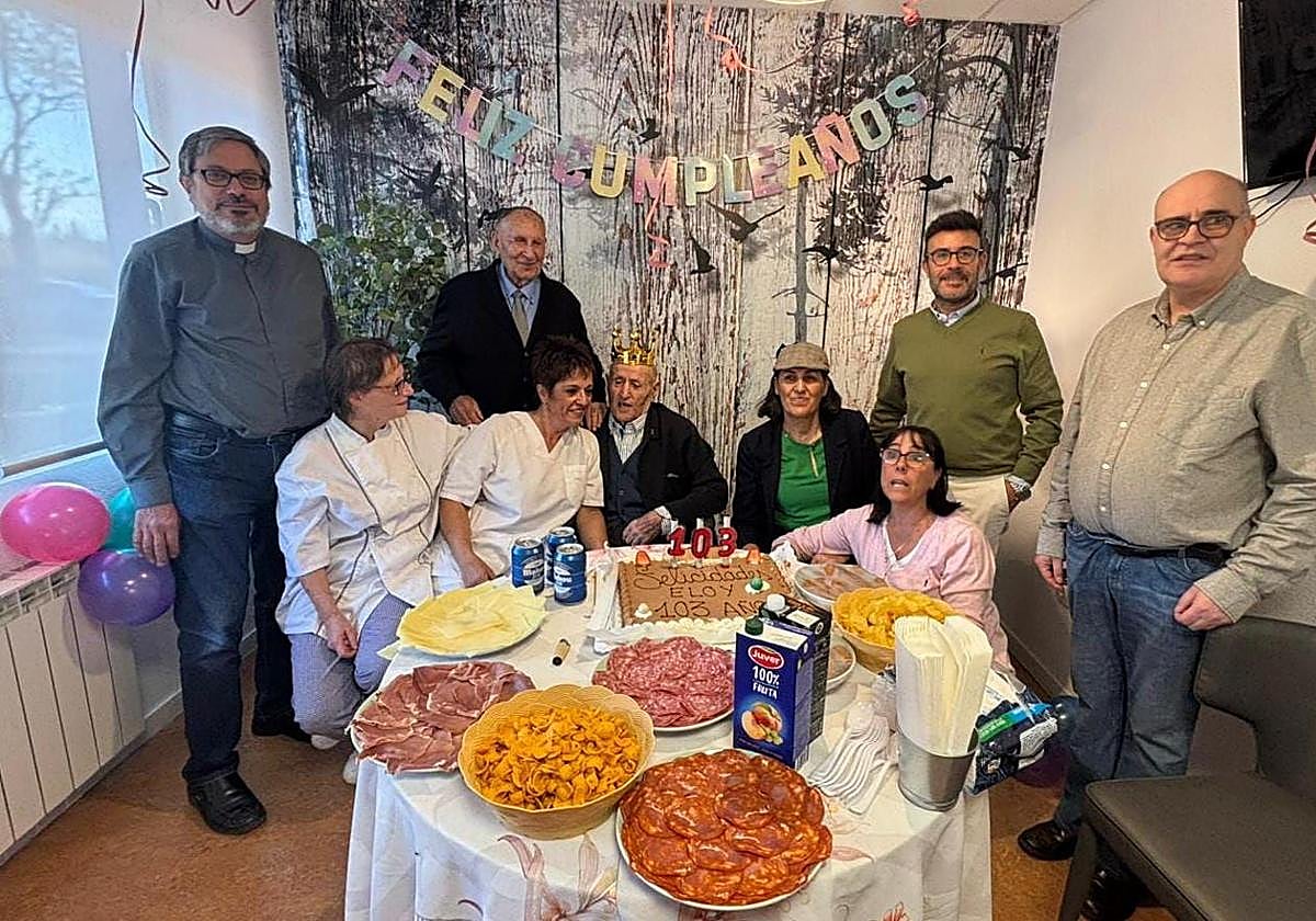 Eloy Rincón, en el centro, durante su fiesta de cumpleaños.