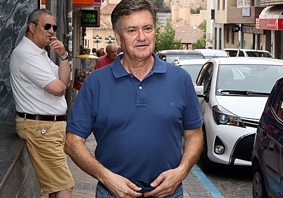 Francisco Vázquez, secretario general del PP de Castilla y León, ante la sede del partido en Segovia.
