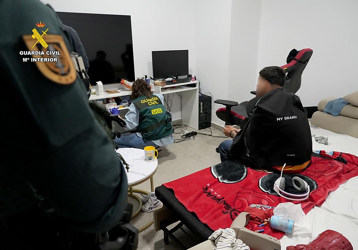 El principal investigado, de origen brasileño, en su vivienda de San Vicente de la Barquera.