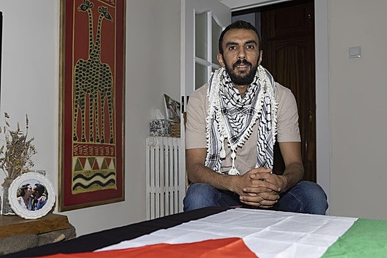 Fayad Abumuaileq posa en el salón de su casa en Valladolid.