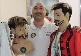 Roberto Garrido en su peluquería del paseo de los Castaños, muestra dos maniquíes con sus creaciones.