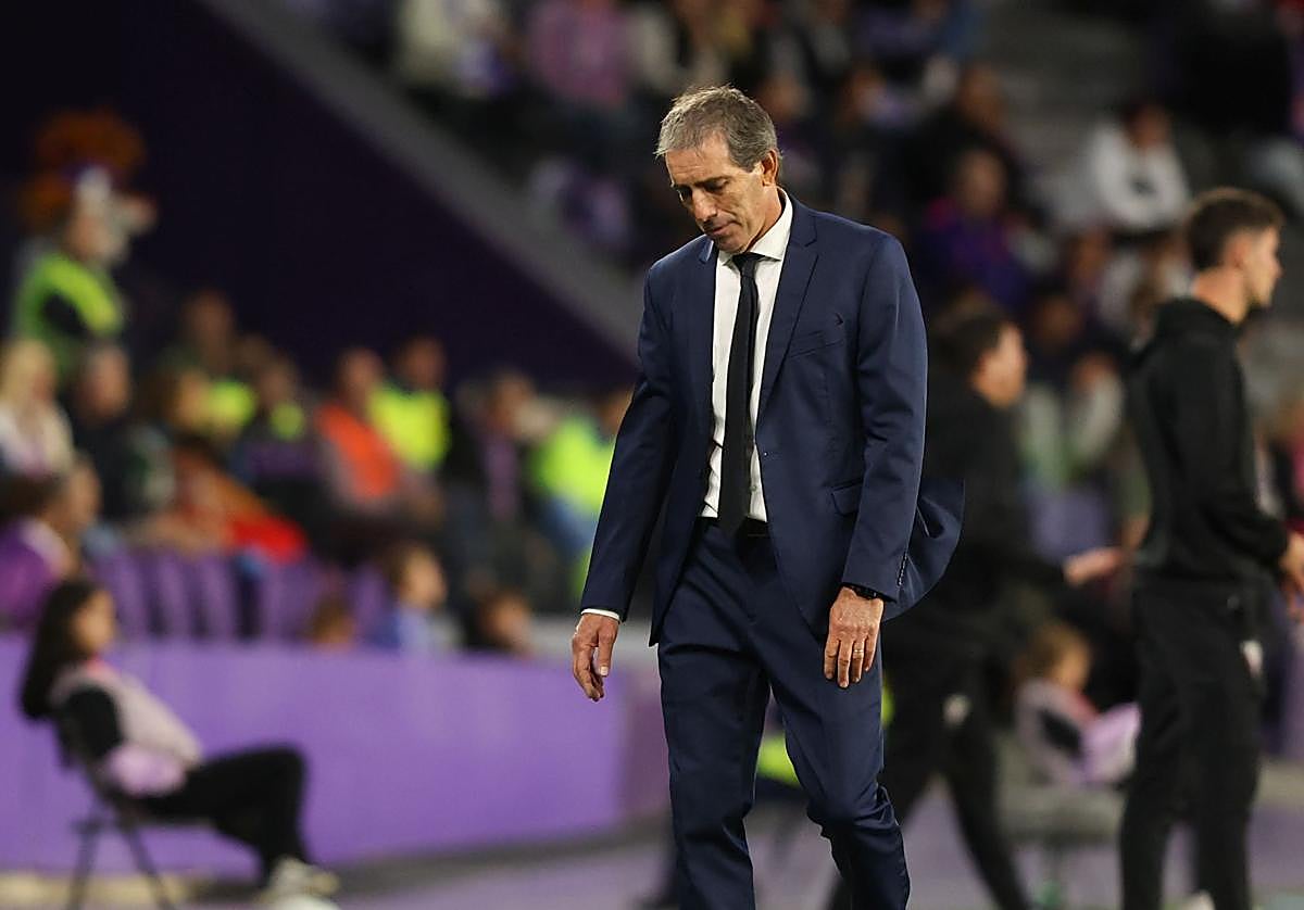 Almada, cabizbajo, en el encuentro ante el Mirandés.