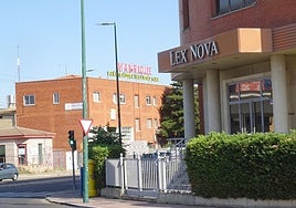 Entrada principal del antiguo edificio de Lex Nova, en el polígono de Argales, situado frente a la vieja nave de Manrique que también está en rehabilitación.