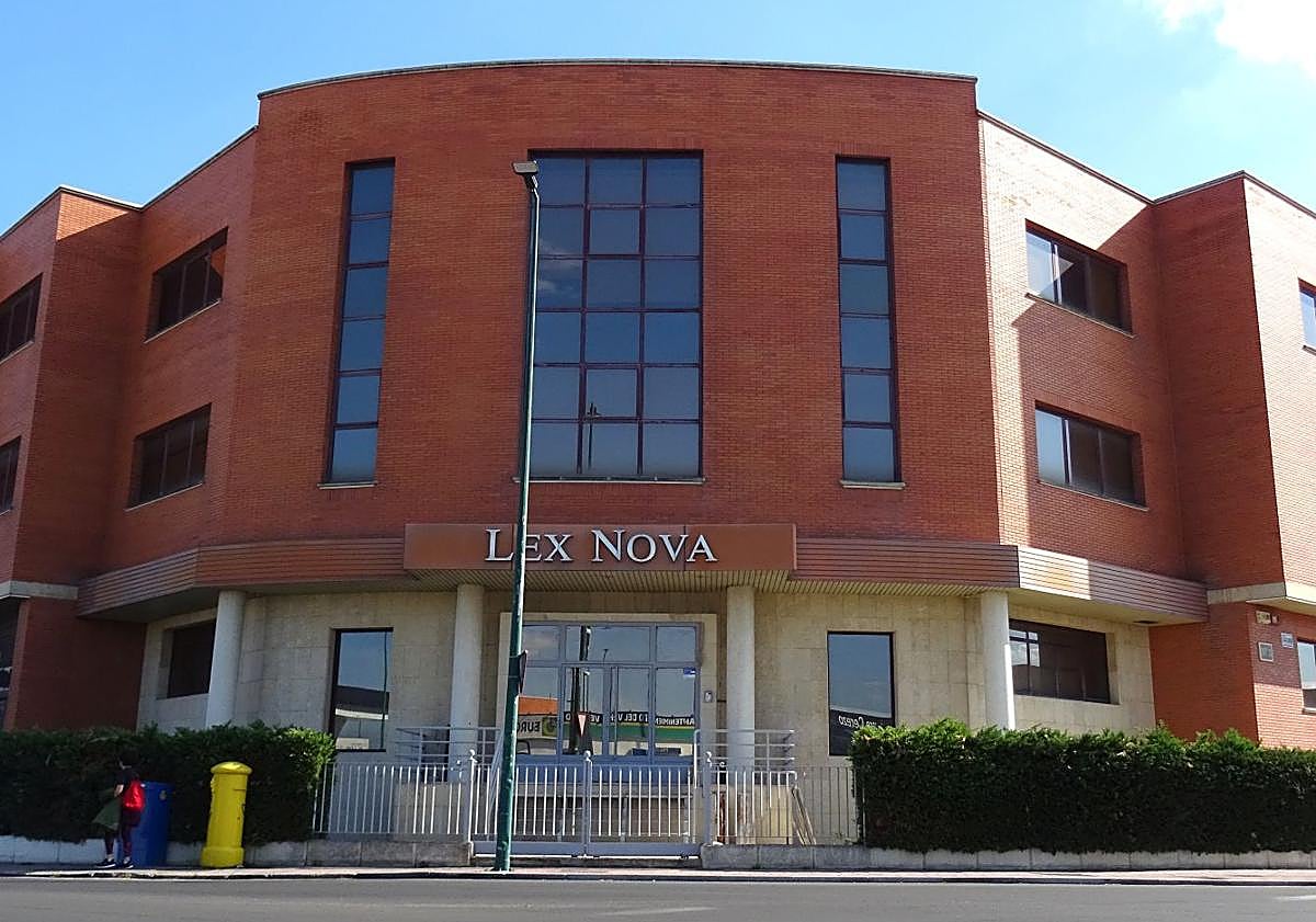 Imagen principal - Arriba, la fachada principal del antiguo edificio de Lex Nova. Debajo, a la izquierda, la entrada lateral al muelle, de la que sale un trabajador y en la que se ha borrado el nombre de la editorial. A la derecha, las placas que marcan su dirección.