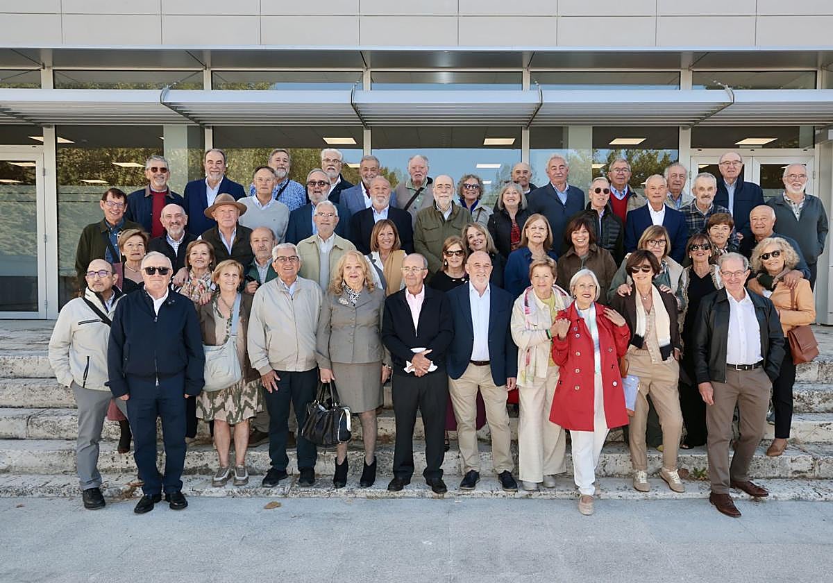 Los químicos graduados en 1975, posaron en la escalinata de su antigua facultad