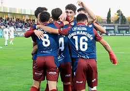 Los gimnásticos celebran uno de los goles ante el Coruxo.
