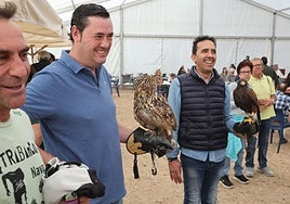 Participantes en el encuentro de cetrería con sus aves.