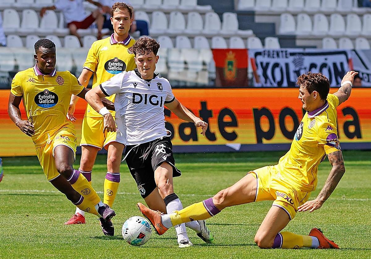 Juric corta un avance del Burgos durante el partido amistoso disputado por el Real Valladolid en El Plantío el pasado 9 de agosto