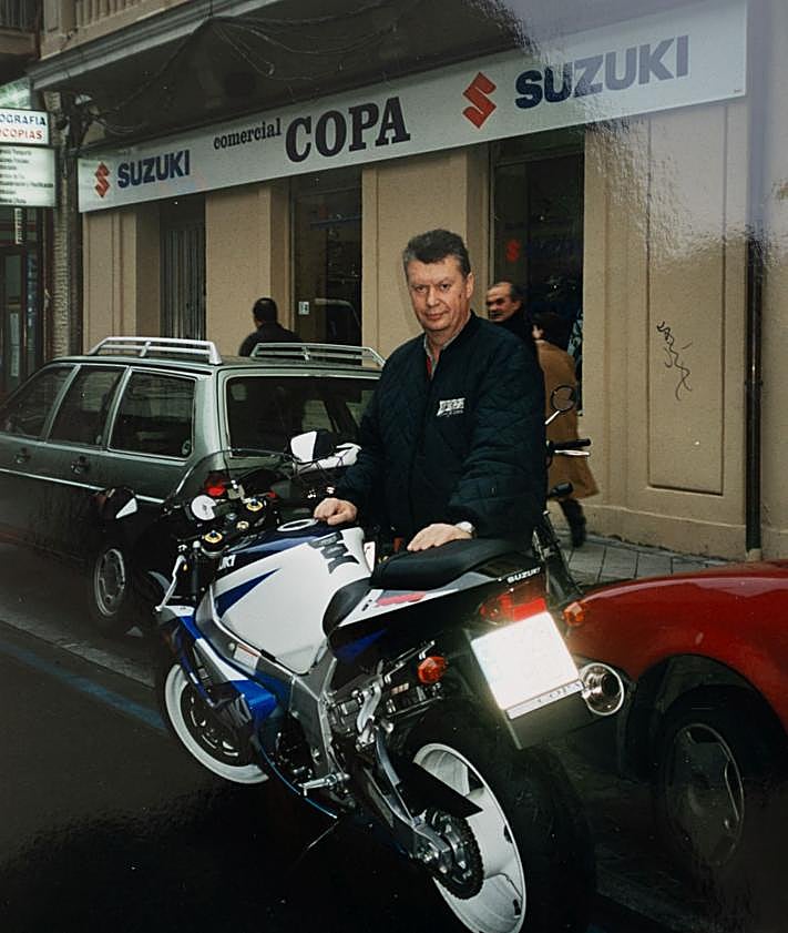 Imagen secundaria 2 - Arriba, la leyenda Ángel Nieto con José Mari Fernández. Enrique y Francisco Javier, detrás del mostrador y Enrique con una Suzuki, en imágenes antiguas.
