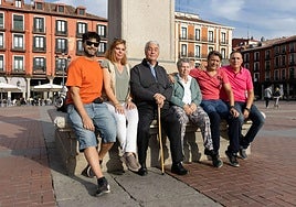 Luis, Susana, Francisco Javier, María Elicia, Pablo y Enrique, en la Plaza Mayor de Valladolid.