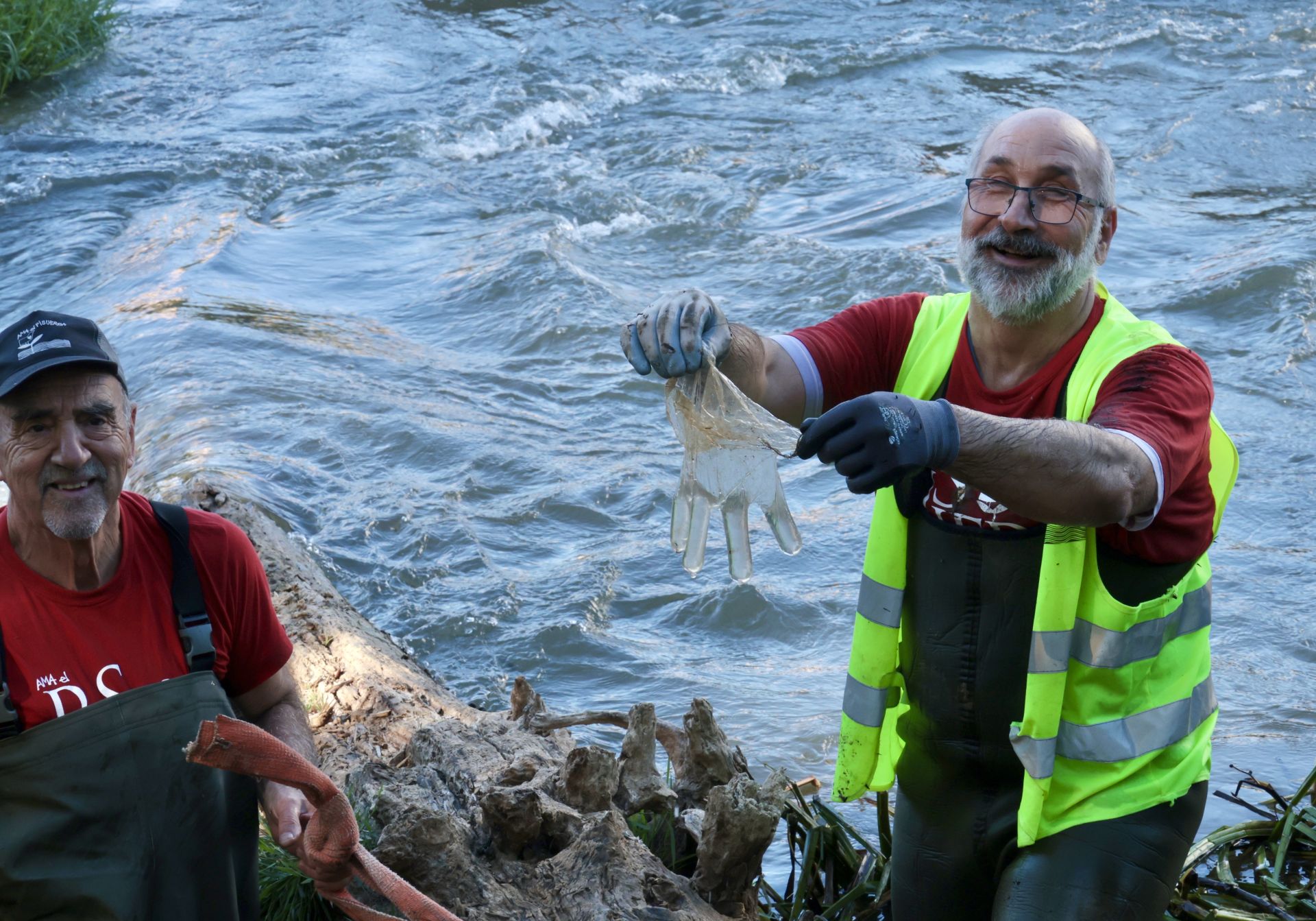 La limpieza de las antiguas aceñas del Puente Mayor, en imágenes