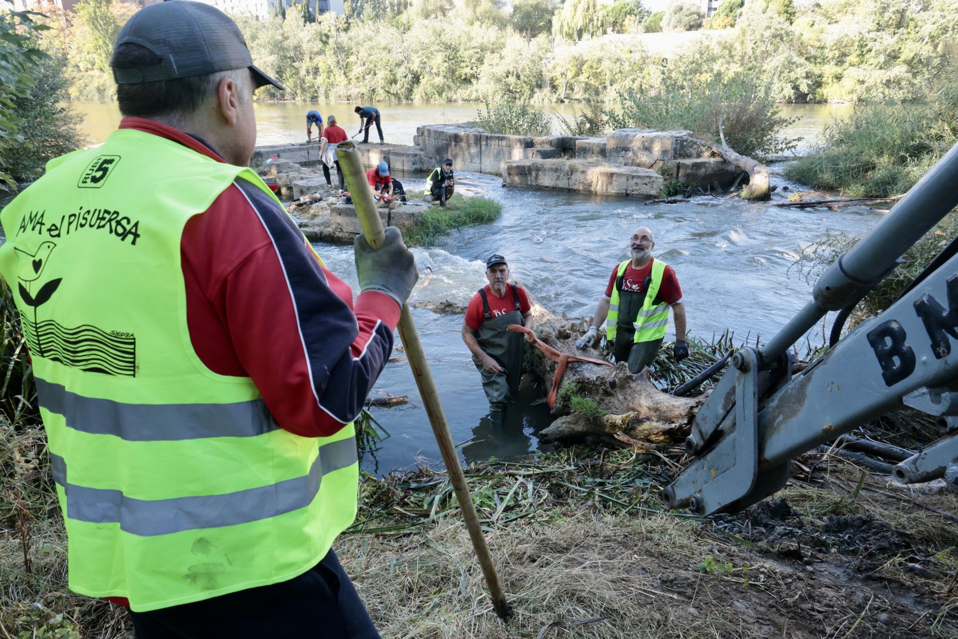 La limpieza de las antiguas aceñas del Puente Mayor, en imágenes