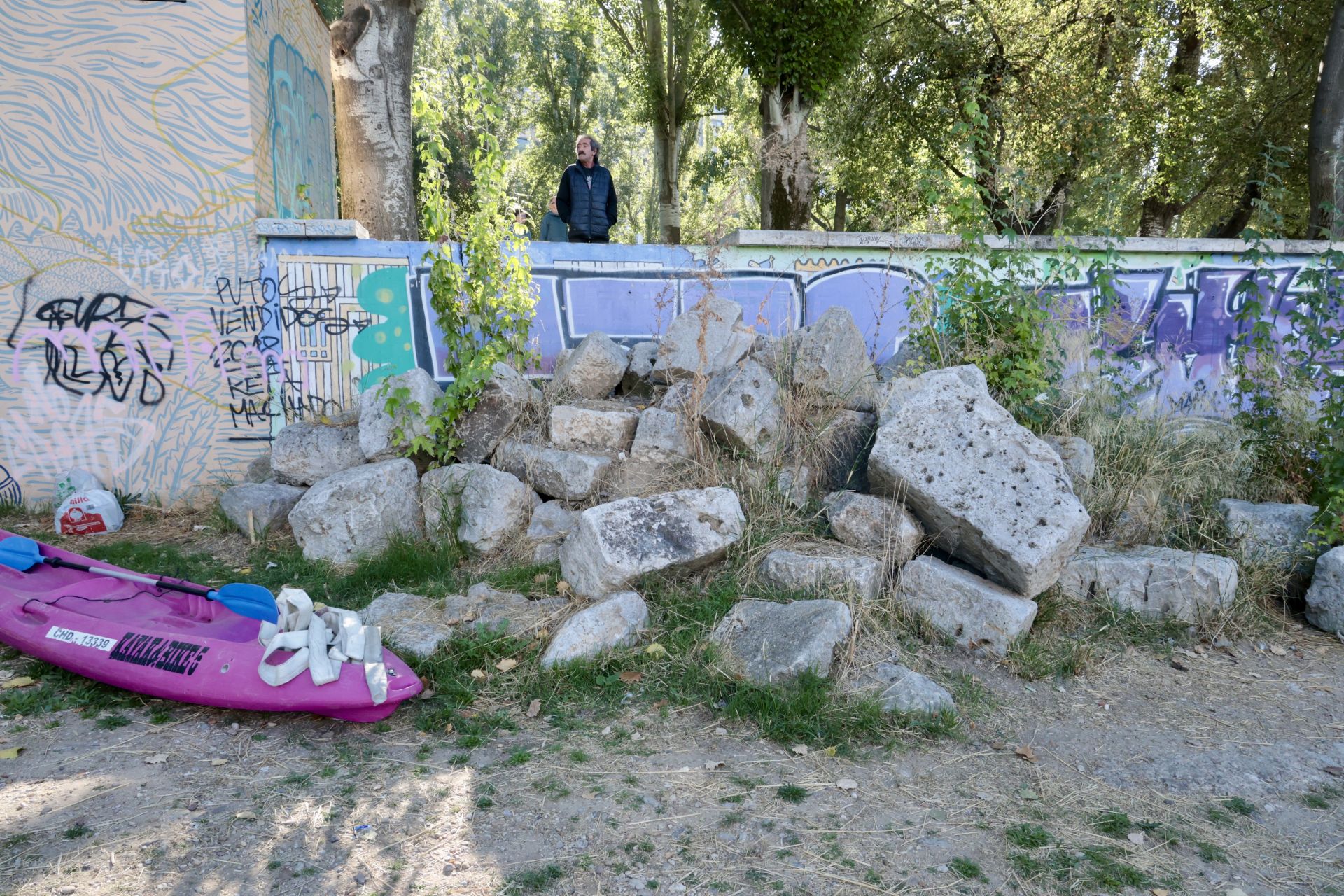 La limpieza de las antiguas aceñas del Puente Mayor, en imágenes