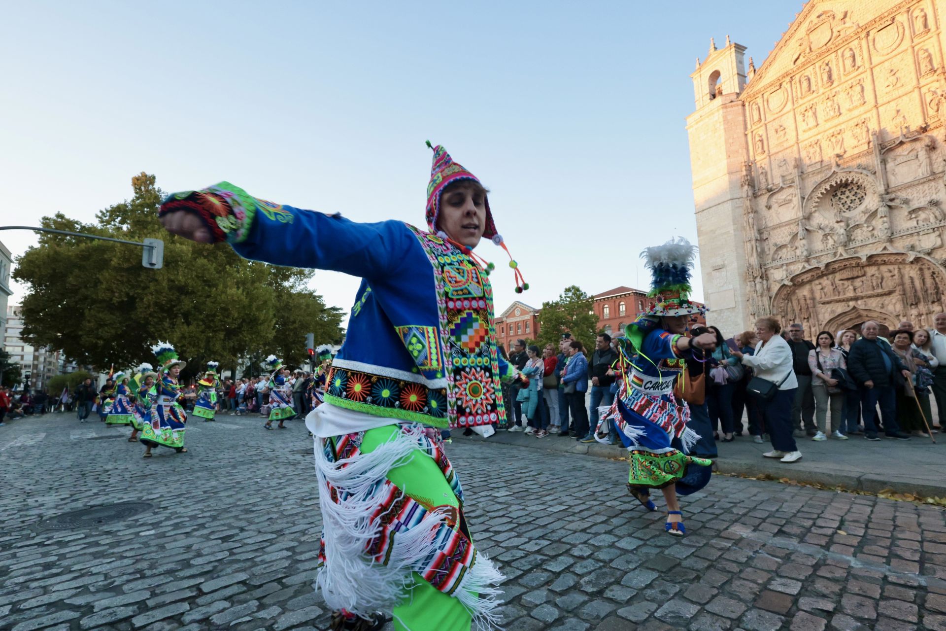 Las imágenes del desfile de banderas en Valladolid y el festival hispánico