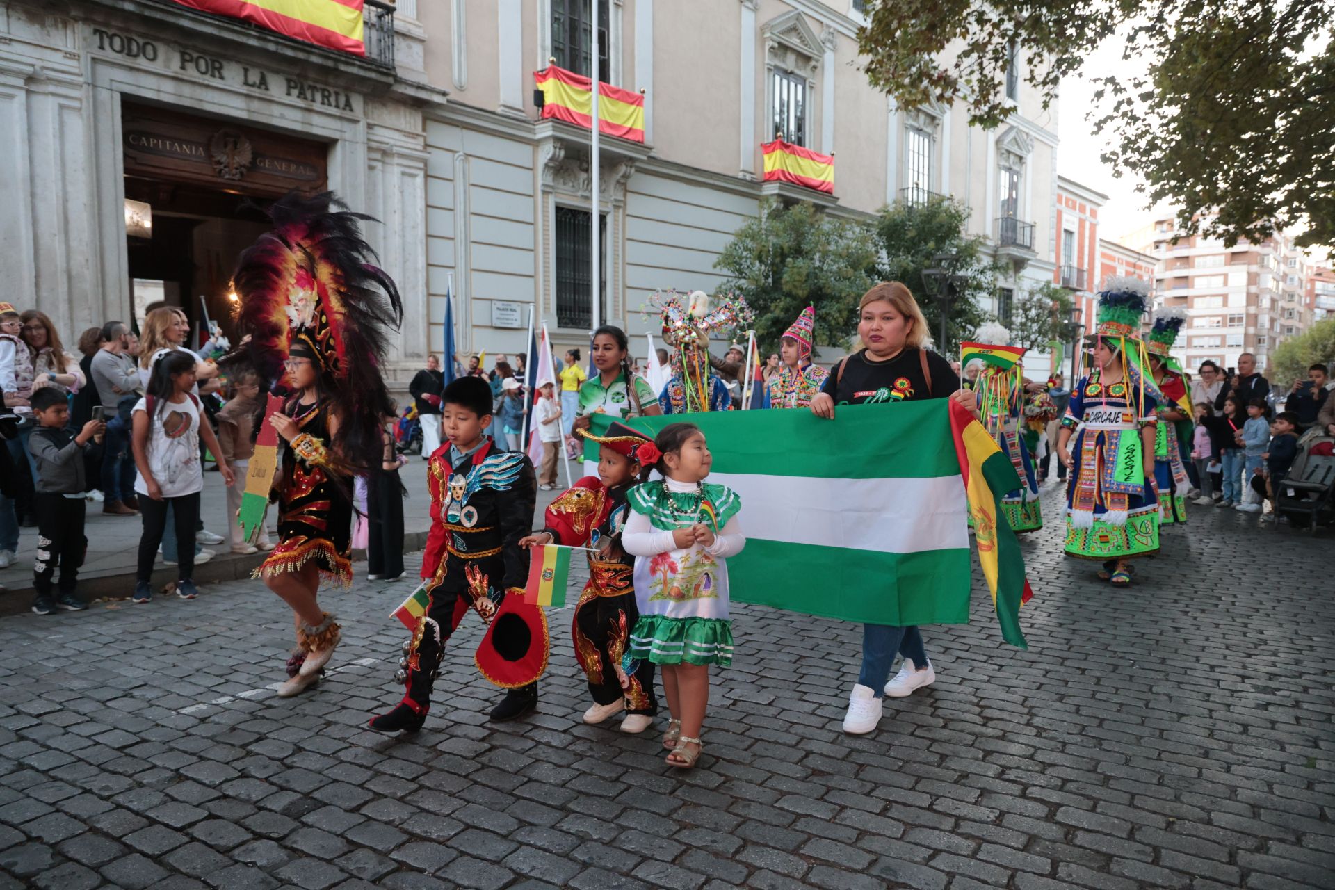 Las imágenes del desfile de banderas en Valladolid y el festival hispánico