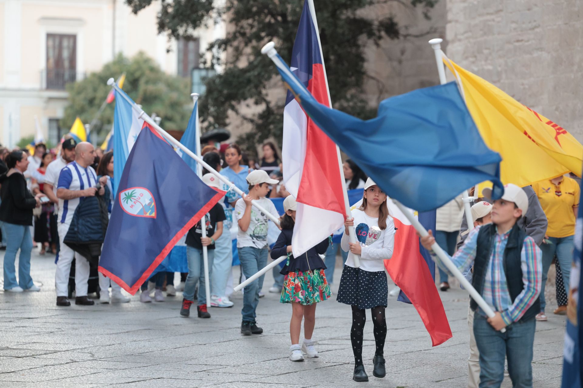Las imágenes del desfile de banderas en Valladolid y el festival hispánico