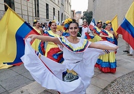 Las imágenes del desfile de banderas en Valladolid y el festival hispánico