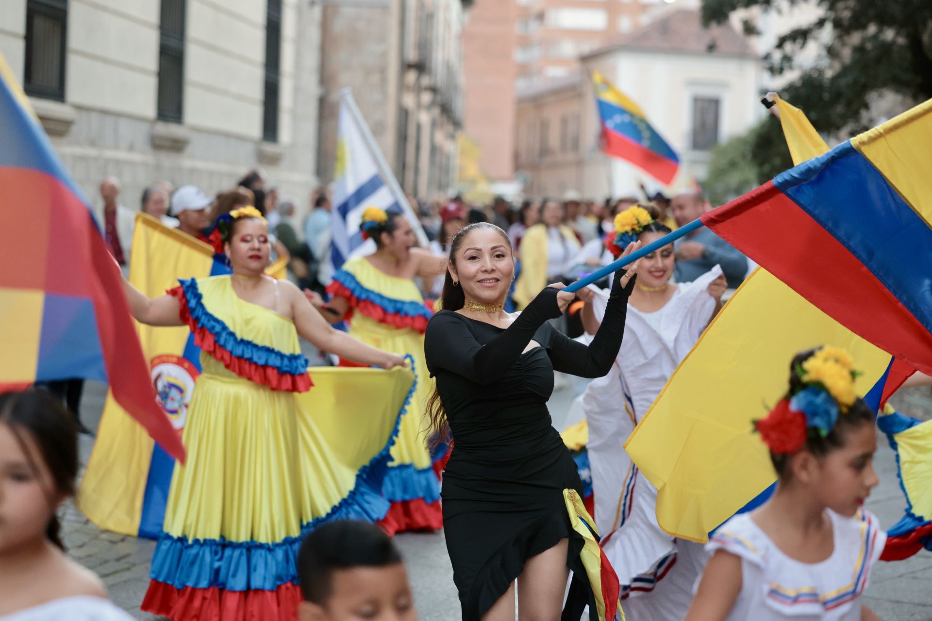 Las imágenes del desfile de banderas en Valladolid y el festival hispánico