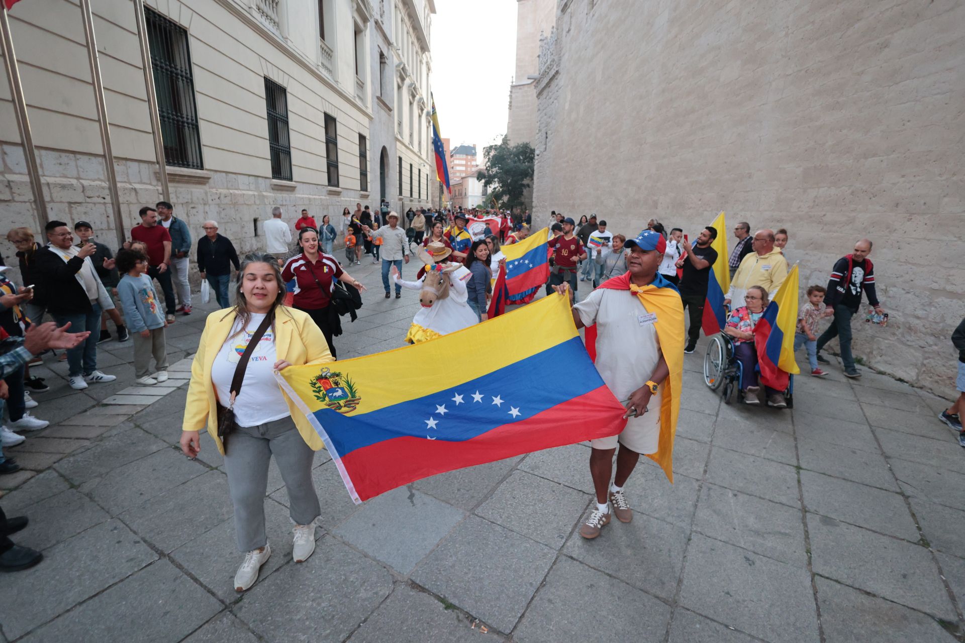Las imágenes del desfile de banderas en Valladolid y el festival hispánico