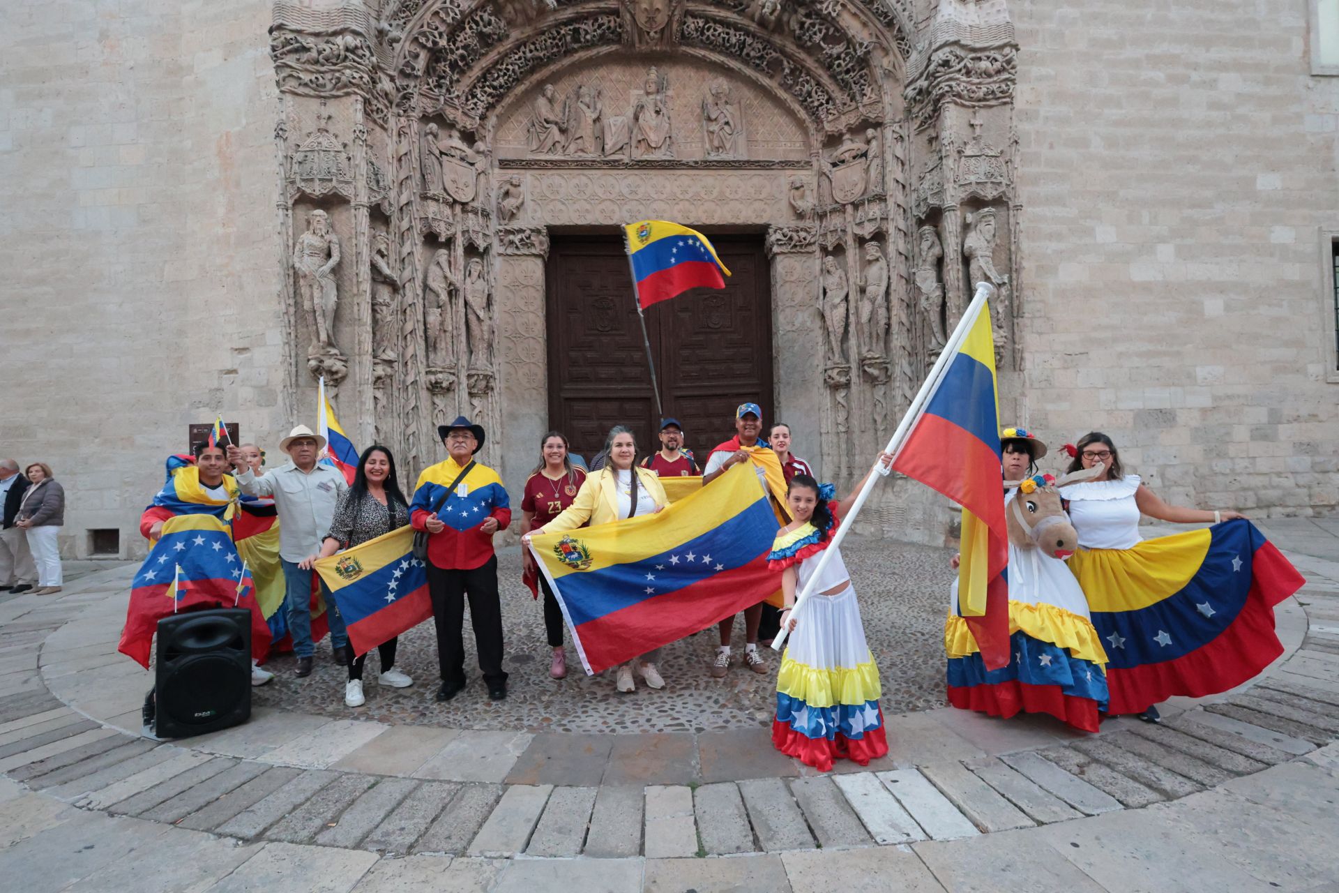 Las imágenes del desfile de banderas en Valladolid y el festival hispánico
