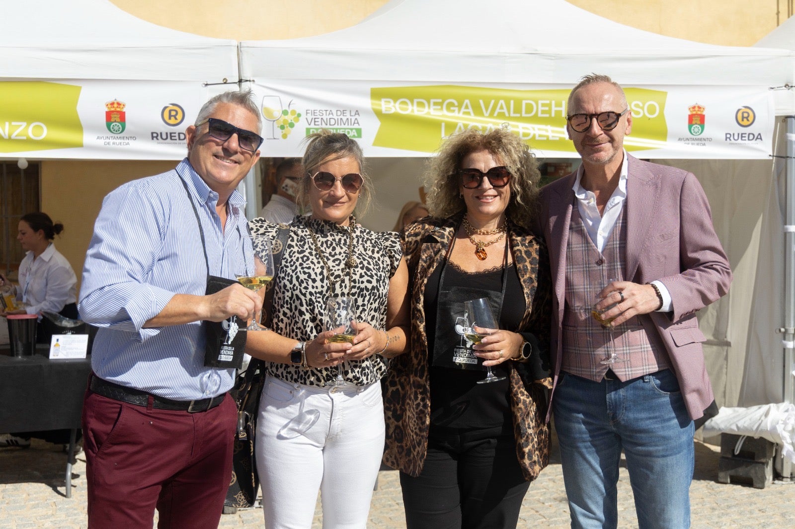 Cuatro vallisetanos no dudaron en brindar con sus vinos preferidos de la D.O. Rueda.