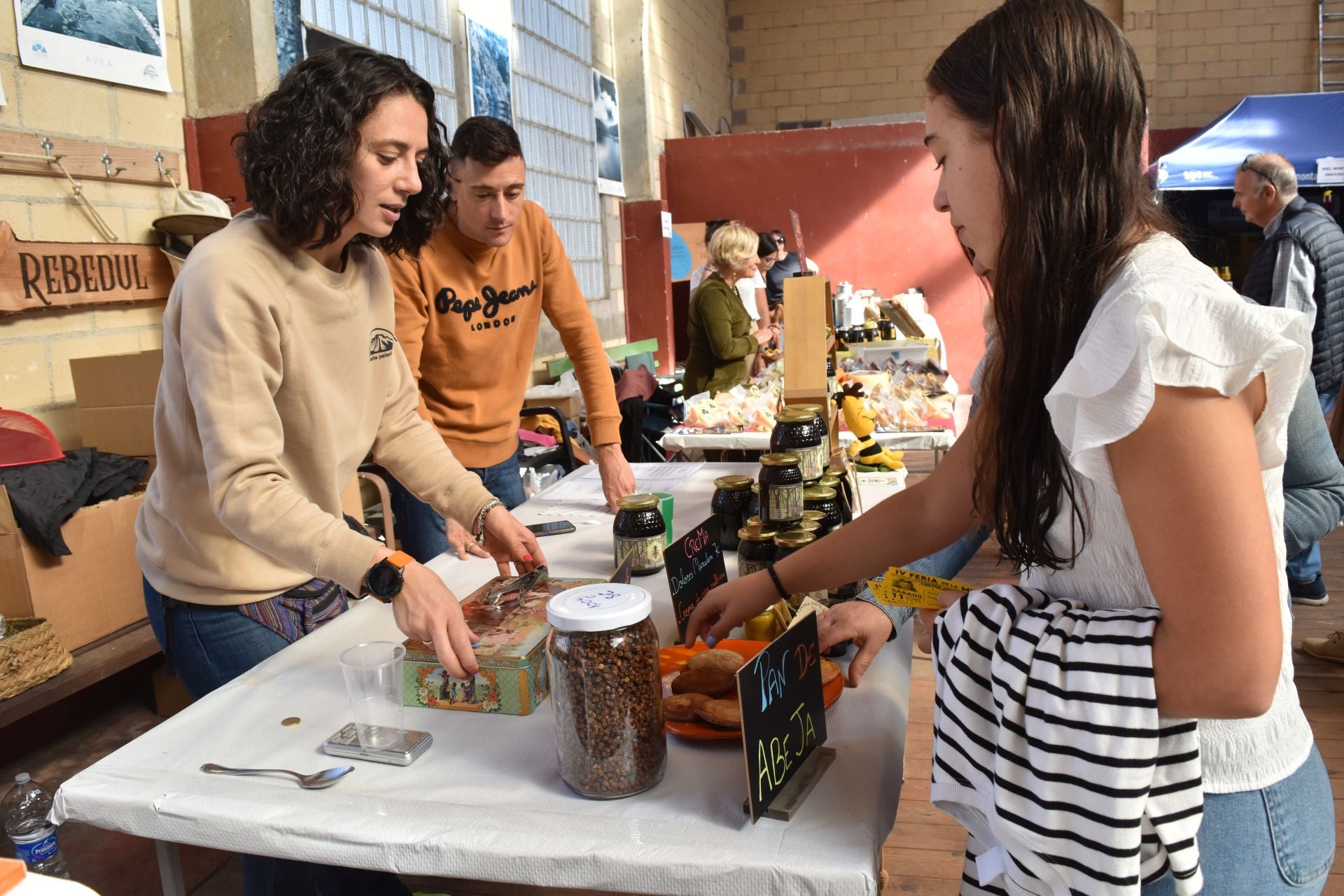 Animada Feria de la Miel de Castrejón de la Peña