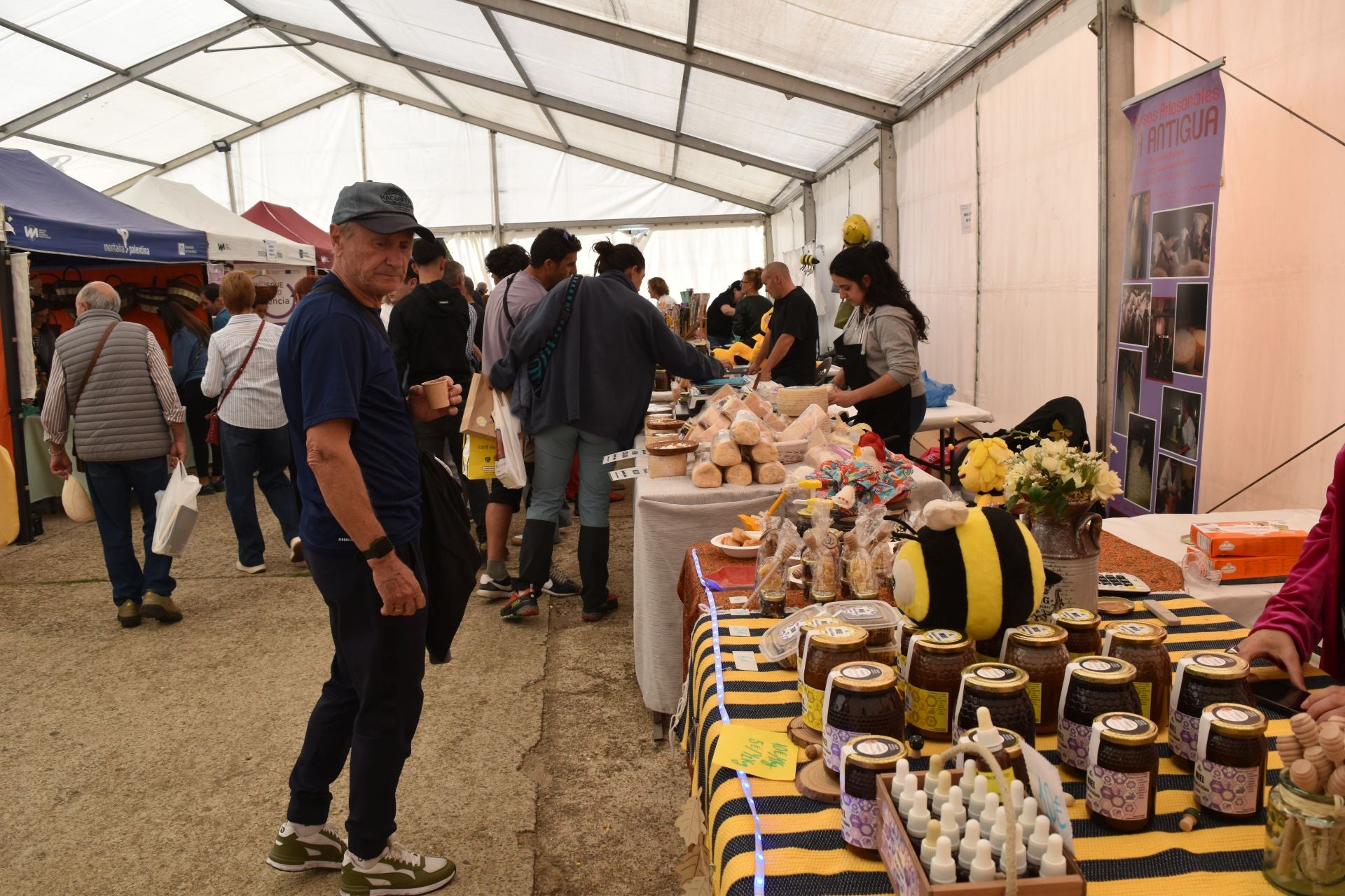 Animada Feria de la Miel de Castrejón de la Peña