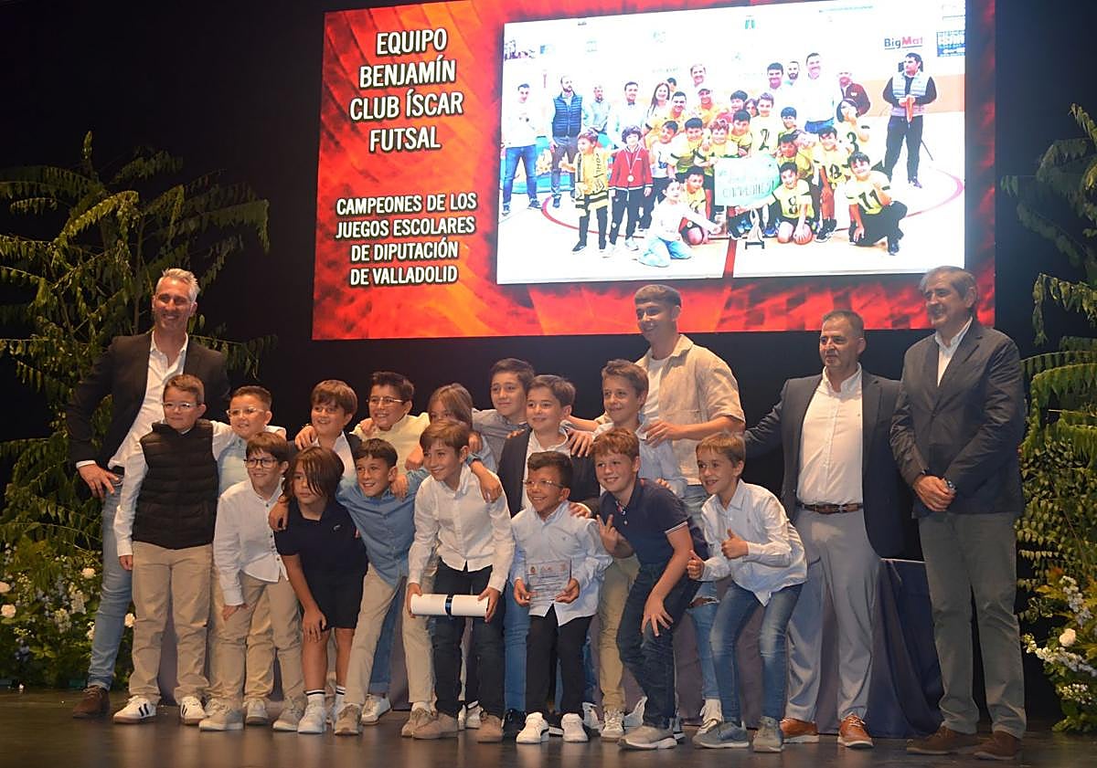 Imagen principal - Íscar reconoce a los grandes protagonistas del año en su I Gala del Deporte