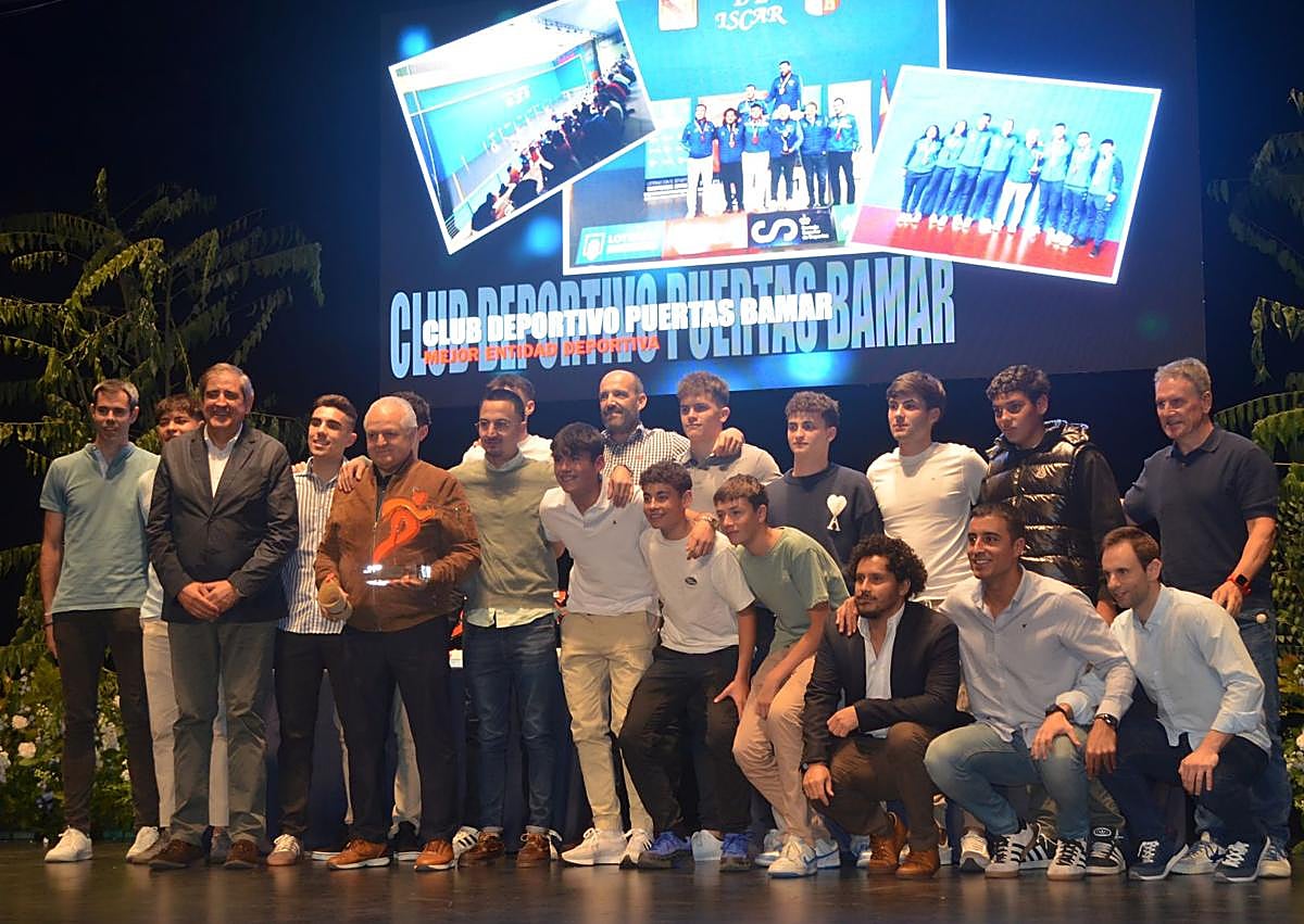 Imagen secundaria 1 - Íscar reconoce a los grandes protagonistas del año en su I Gala del Deporte