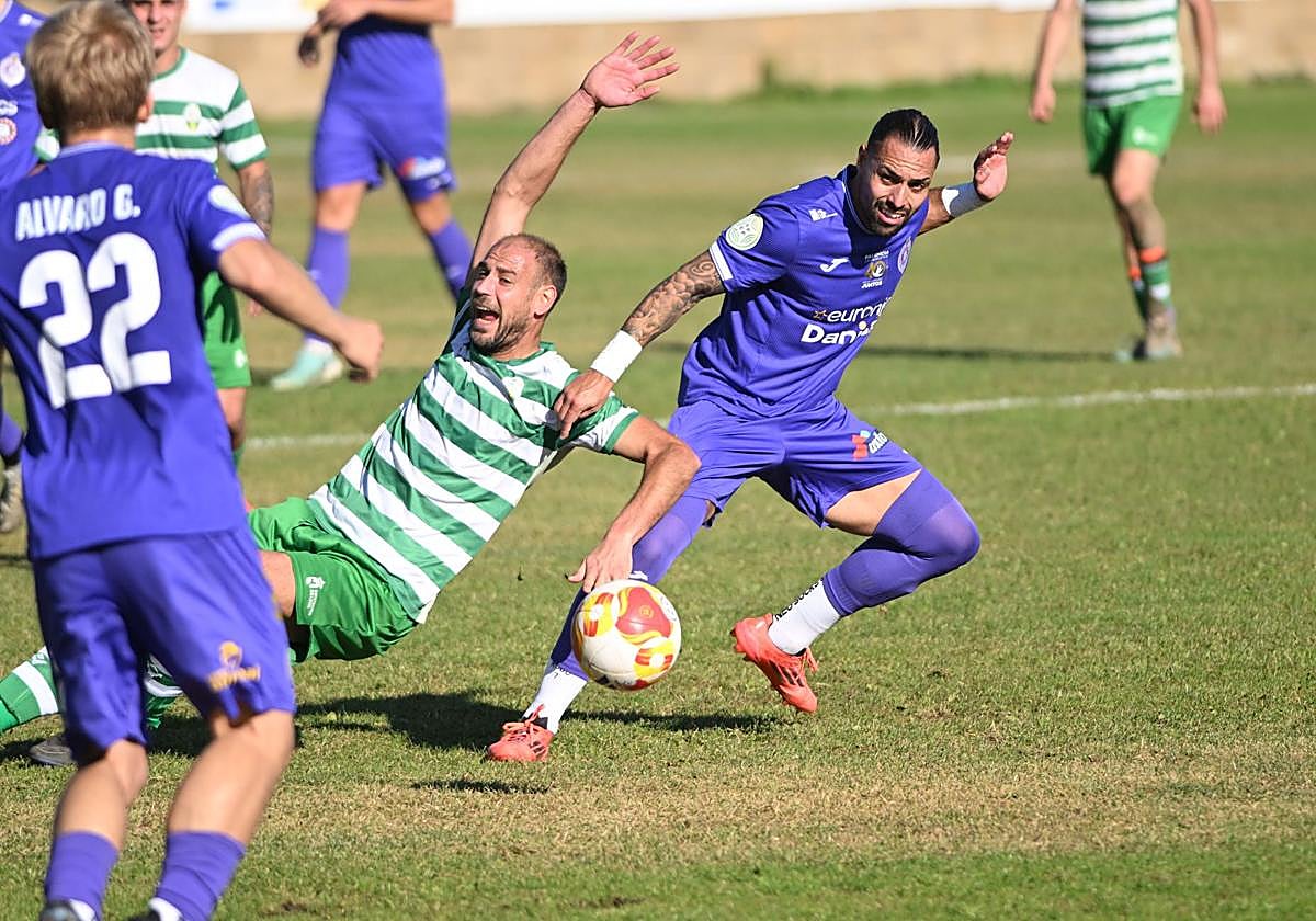 Rubo, en una acción del partido entre el Palencia Cristo y La Virgen del Camino.
