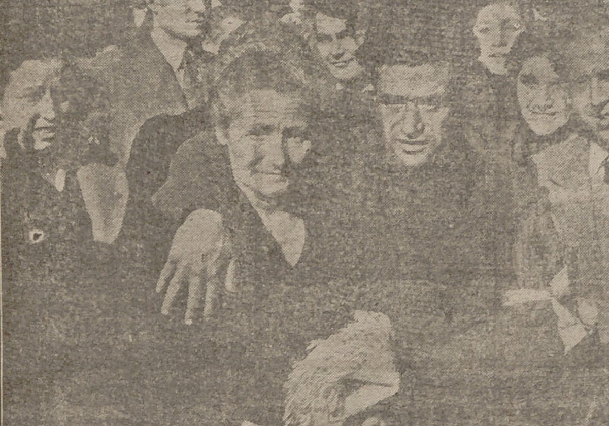 Edelio Fernández Herreras es recibido por su madre en el puerto de Barcelona en abril de 1954.