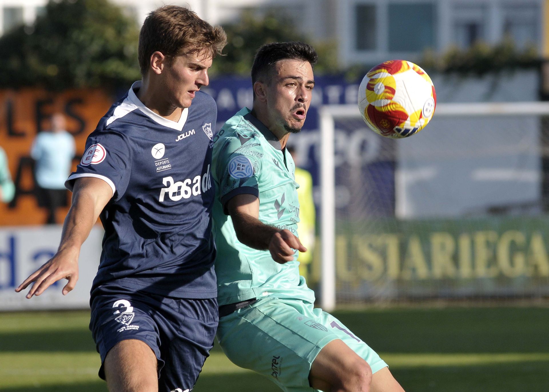 Javi Borrego pelea por un balón durante el partido en Luanco.