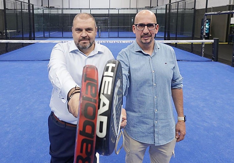 Jesús Saludes y Valentín Esteban, director general y director deportivo de PSC Courts, respectivamente, en su showroom.