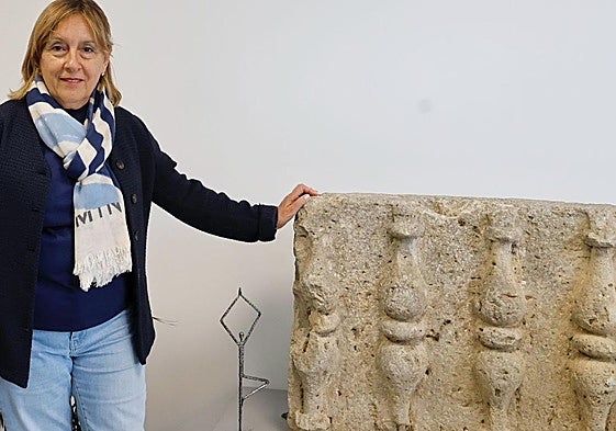 Rosa Andrés, presidenta de la AECC, junto a parte de la balaustrada de la herencia de la palentina Teófila Caderot en favor de la asociación.