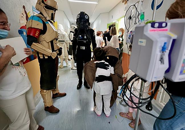 Jawas abrazando a una pequeña paciente