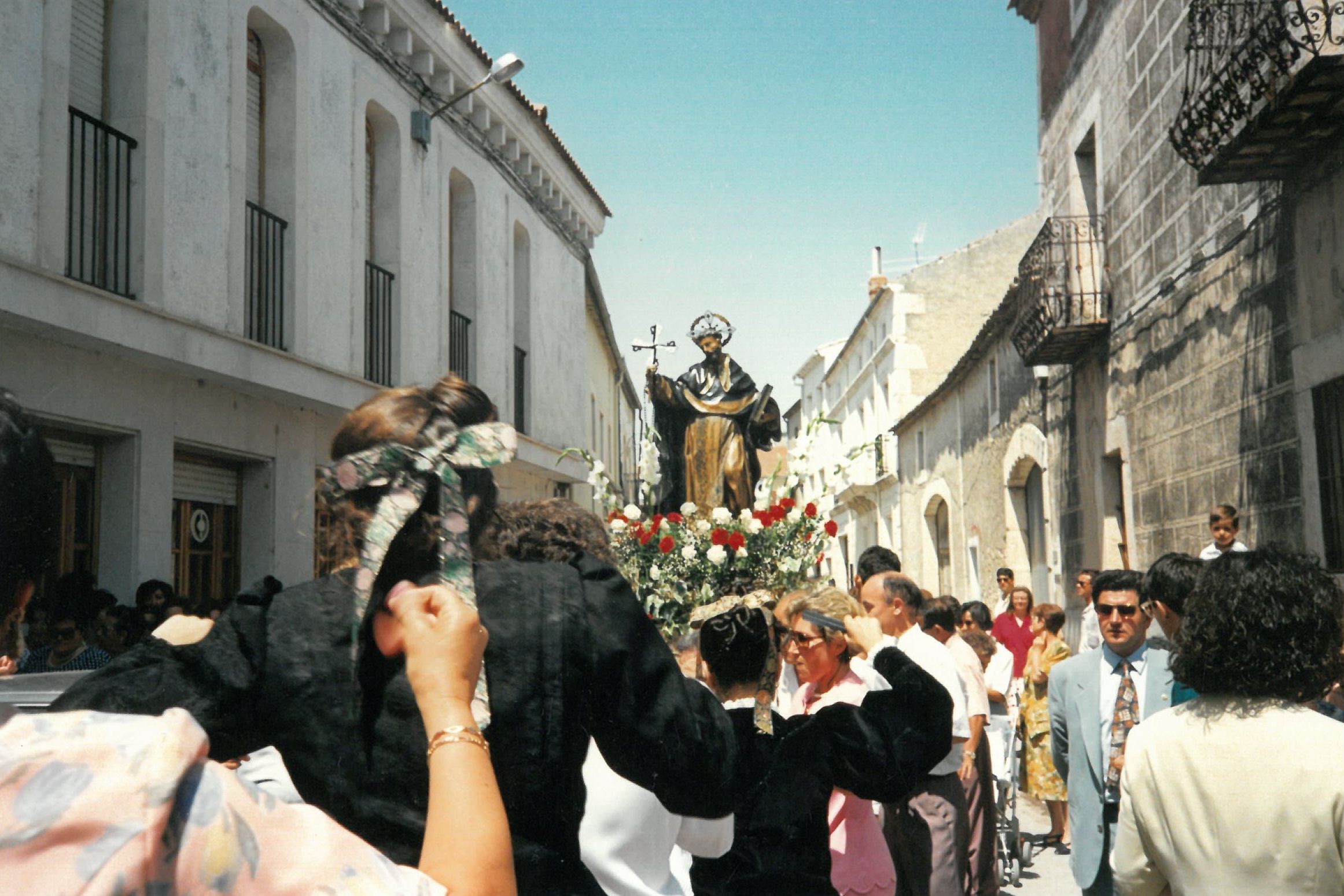 Jotas delante de la talla de Santo Domingo.
