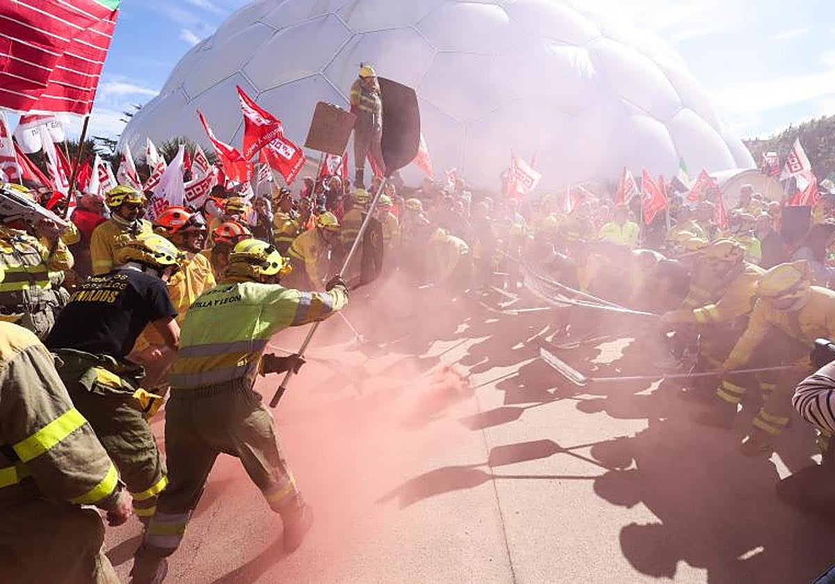 Bomberos forestales en la Cúpula del Milerio, durante la última movilización convocada en Valladolid el pasado mes de septiembre.